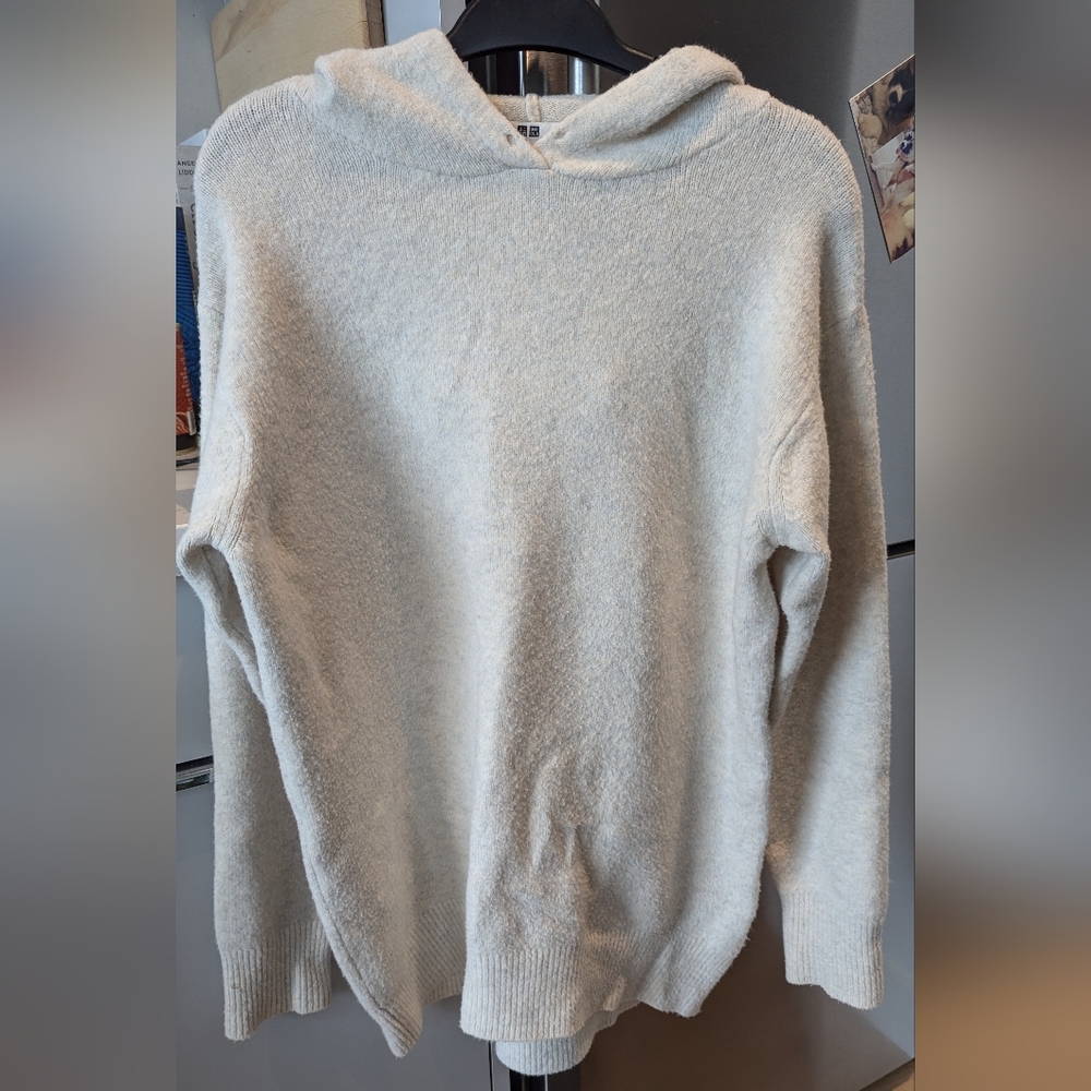 Uniqlo Very Light Grey Hooded Sweater Small